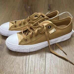 Converse Low-Top Canvas Sneakers in Tan- mens 7/womens 9